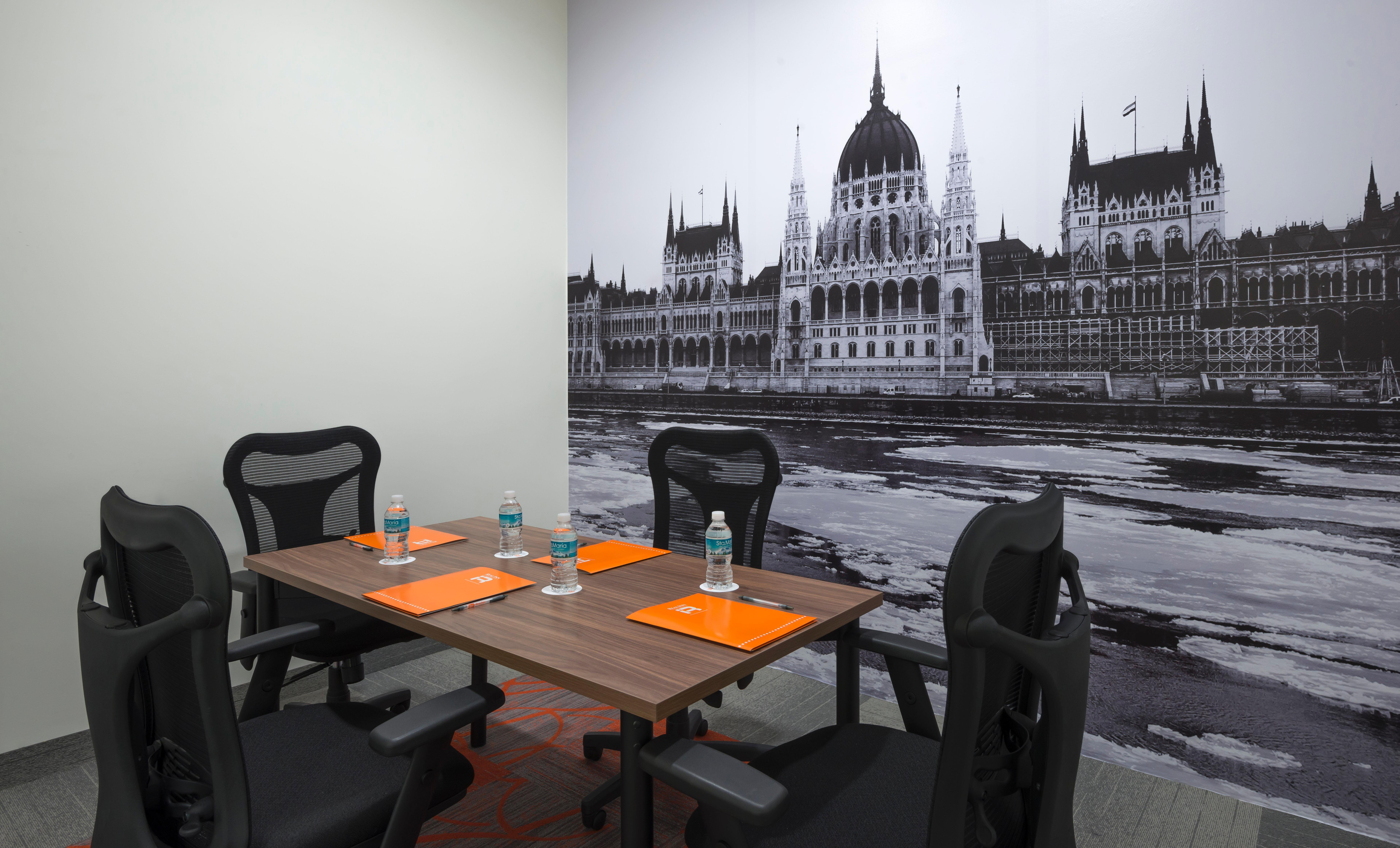 Real Inn Tijuana By Camino Real Hoteles Exterior foto A meeting room at the Budapest Business Center