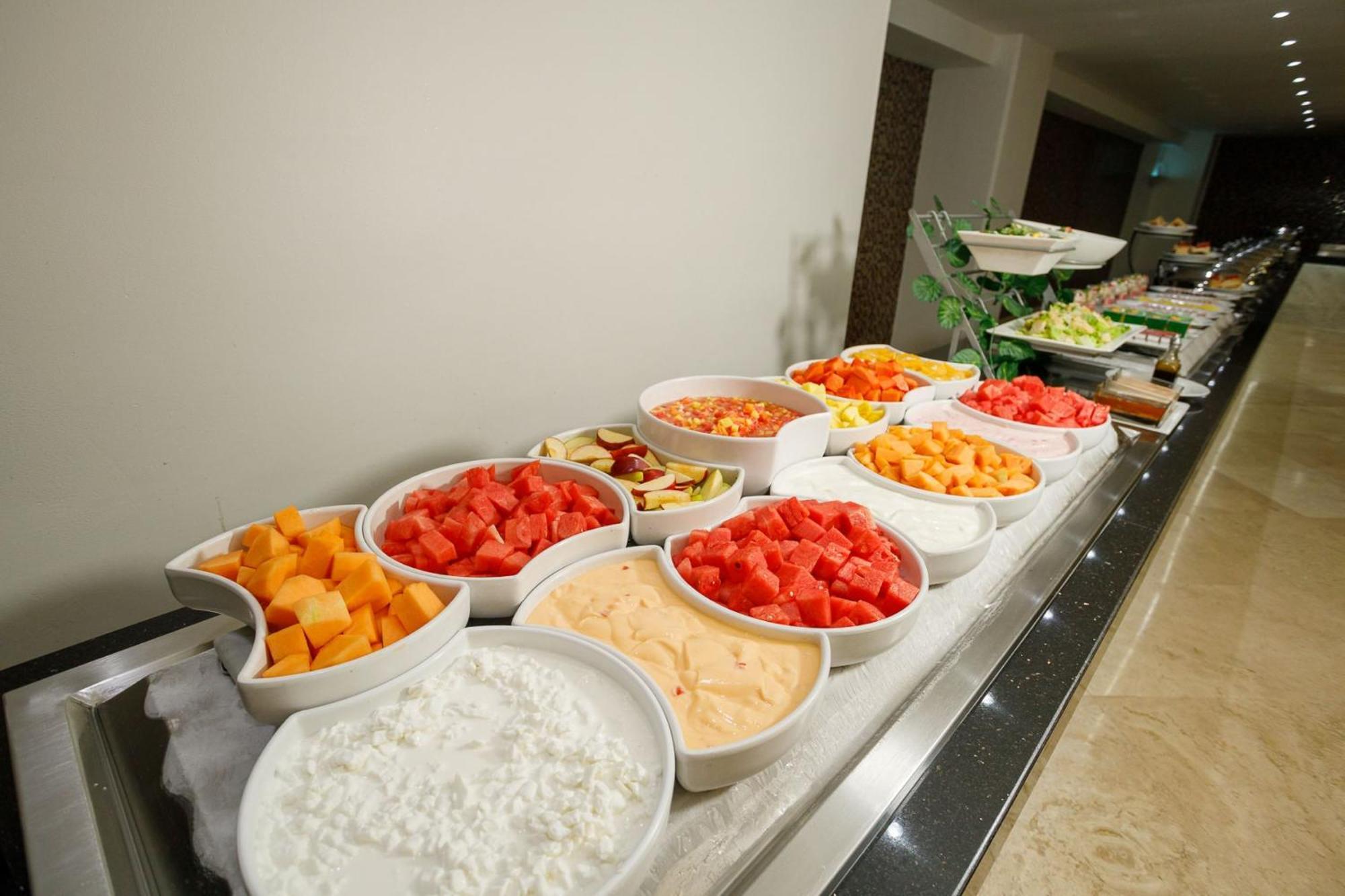 Real Inn Tijuana By Camino Real Hoteles Exterior foto A buffet of fruit and dairy products