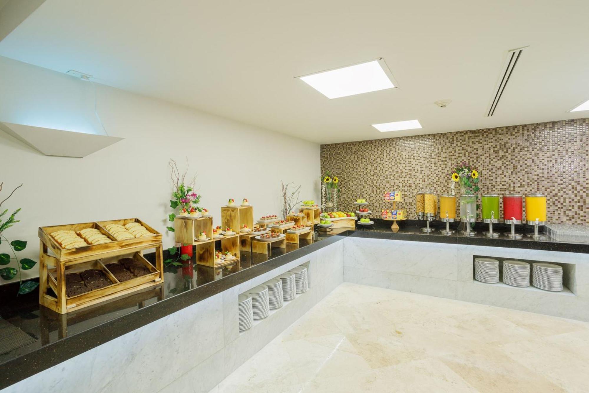 Real Inn Tijuana By Camino Real Hoteles Exterior foto A buffet at a hotel