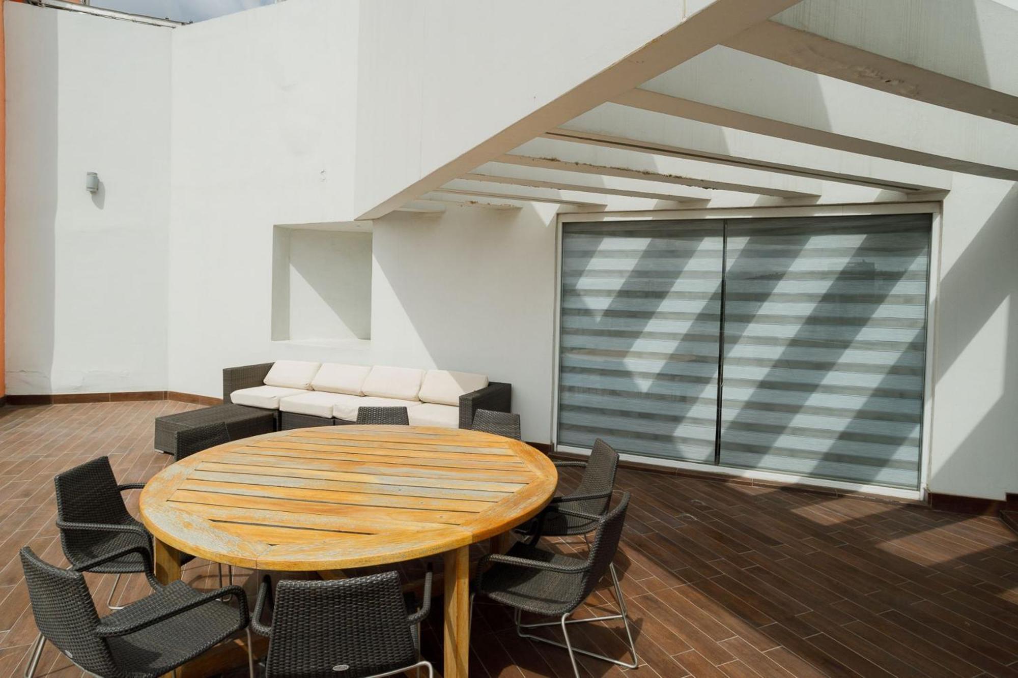 Real Inn Tijuana By Camino Real Hoteles Exterior foto A room with a large window