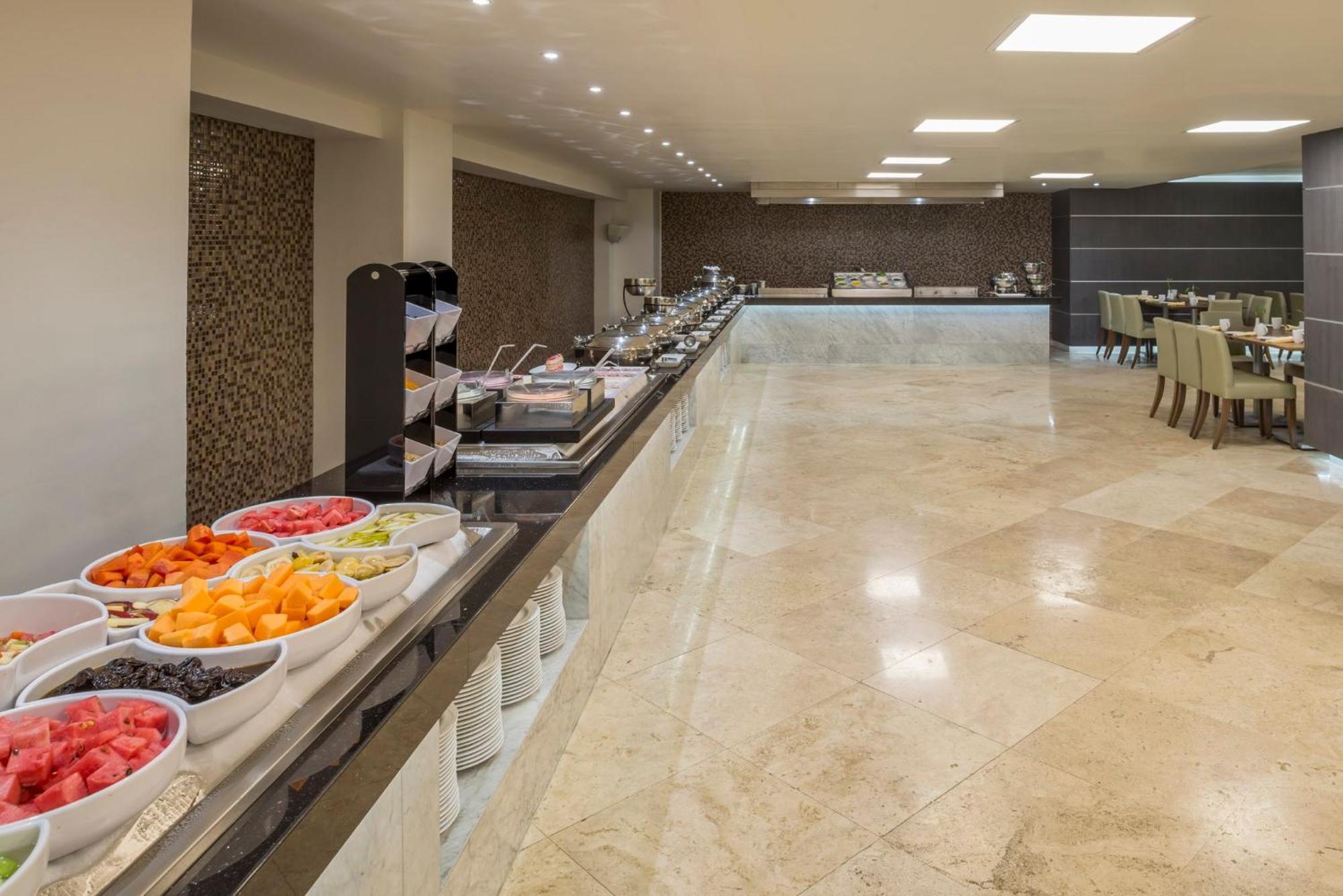 Real Inn Tijuana By Camino Real Hoteles Exterior foto Buffet at a hotel