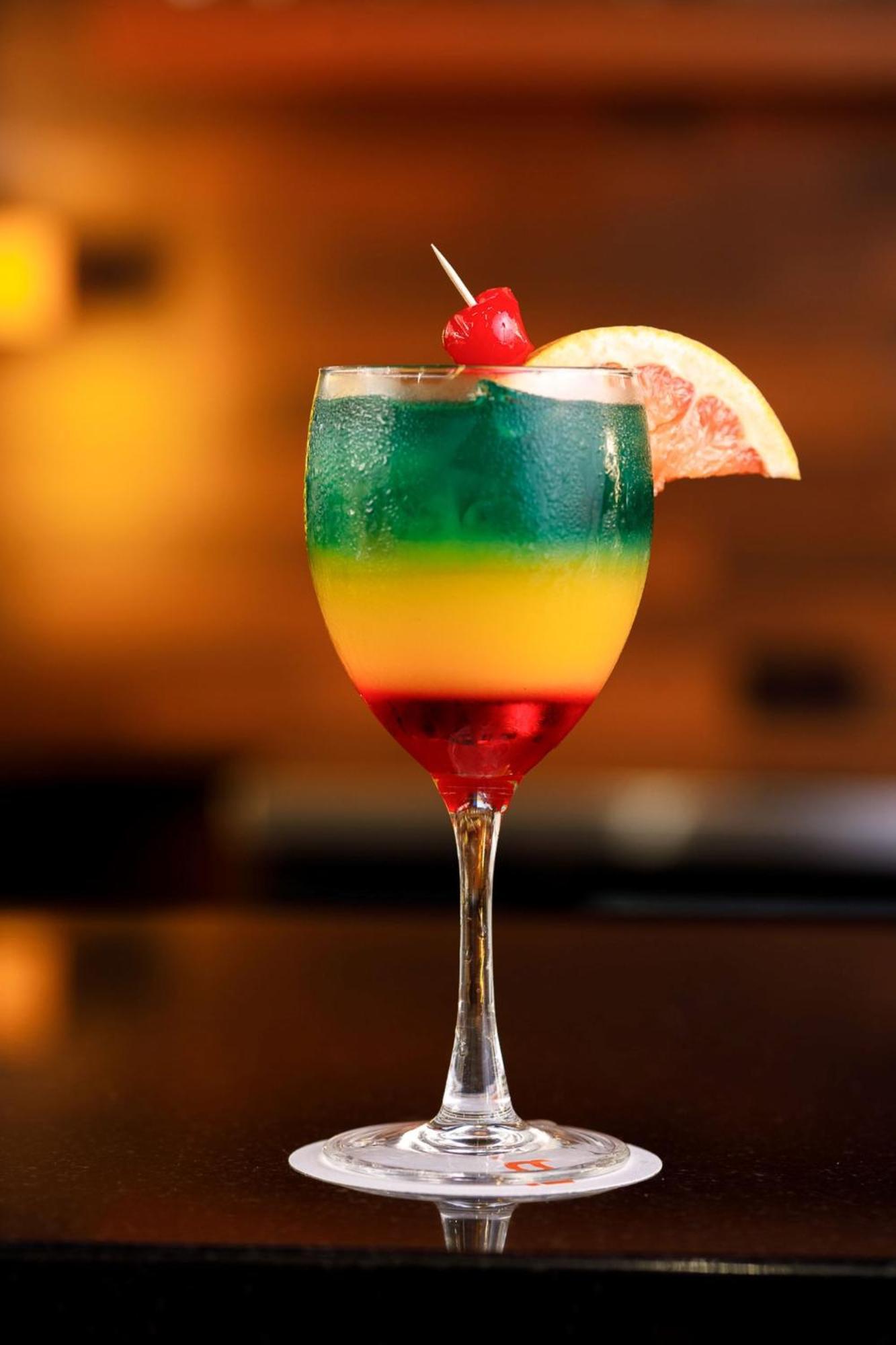 Real Inn Tijuana By Camino Real Hoteles Exterior foto A layered cocktail